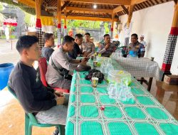 Polsek Krembung Hadirkan Rasa Aman dalam Upacara Suci Piodalan Umat Hindu di Pura Margo Wening