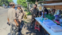 SATPOL PP SUKOLILO TERTIBKAN PEDAGANG KAKI LIMA DI JL. ARIF RACHMAN HAKIM SURABAYA