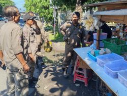 SATPOL PP SUKOLILO TERTIBKAN PEDAGANG KAKI LIMA DI JL. ARIF RACHMAN HAKIM SURABAYA